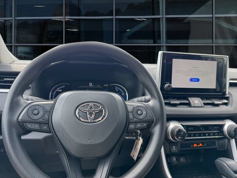 Used 2023 Toyota RAV4 LE AWD/4WD image 3