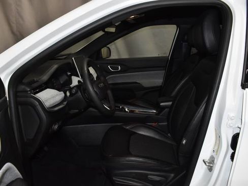 Used 2024 Jeep Compass Latitude image 11