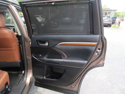 Used 2018 Toyota Highlander Limited FWD image 30