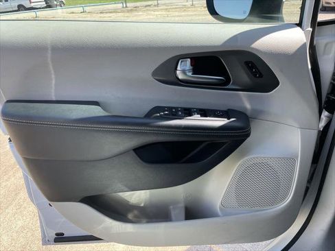 Certified 2023 Chrysler Pacifica Touring-L FWD image 34