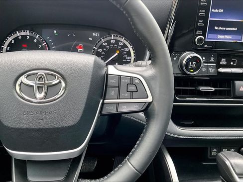 Used 2022 Toyota Highlander XLE FWD image 25