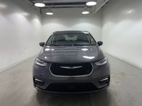 Used 2023 Chrysler Pacifica Touring-L image 2