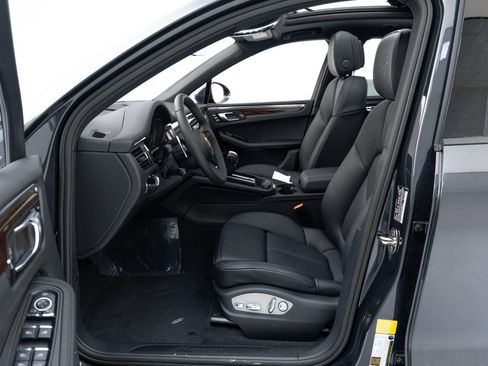 Certified 2025 Porsche Macan image 17