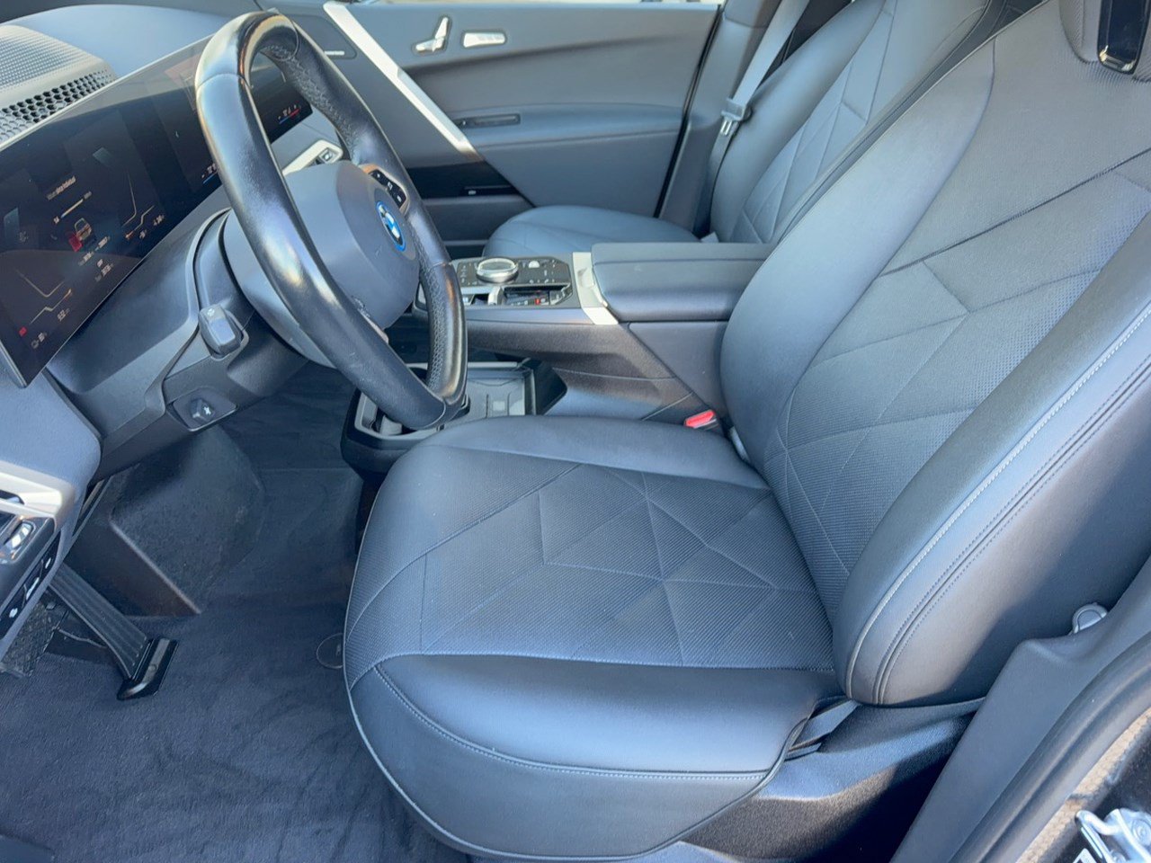 Used 2024 BMW iX xDrive50 w/ Premium Package AWD/4WD image 5