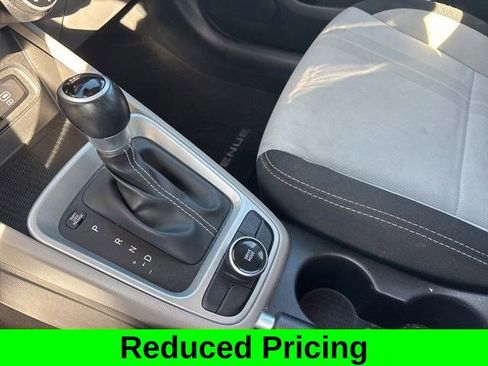 Used 2024 Hyundai Venue SEL image 25