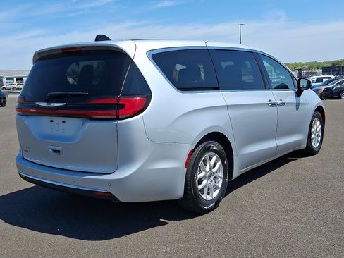 Certified 2023 Chrysler Pacifica Touring-L FWD image 6