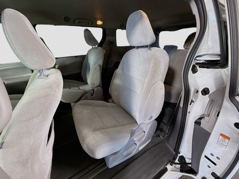 Used 2020 Toyota Sienna LE w/ LE Preferred Package AWD/4WD image 25