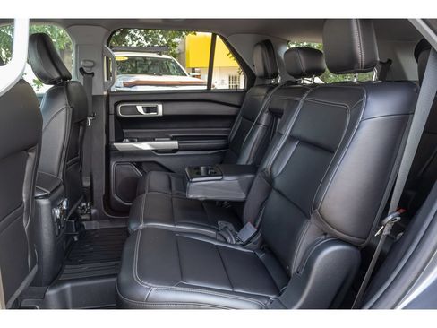 Used 2022 Ford Explorer XLT w/ Equipment Group 202A AWD/4WD image 13