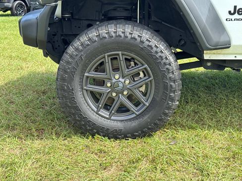 Used 2020 Jeep Gladiator Sport w/ Quick Order Package 24S image 10