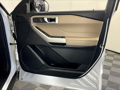 Used 2022 Ford Explorer XLT image 25