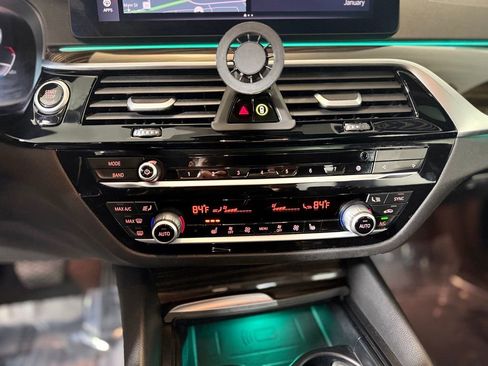 Used 2022 BMW 540i xDrive w/ Premium Package image 18