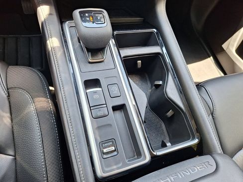 Used 2025 Nissan Pathfinder SL FWD image 14