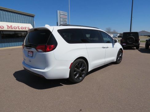 Used 2020 Chrysler Pacifica Touring w/ S Appearance Package image 4