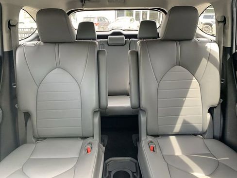Used 2022 Toyota Highlander XLE image 32