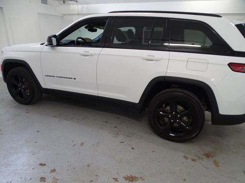 Certified 2023 Jeep Grand Cherokee Altitude image 18