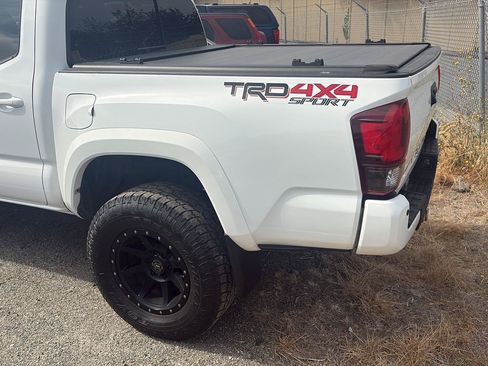 Used 2018 Toyota Tacoma TRD Sport w/ Technology Package AWD/4WD image 5