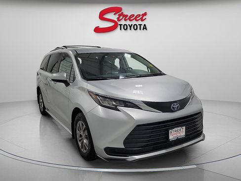 Used 2023 Toyota Sienna LE image 5
