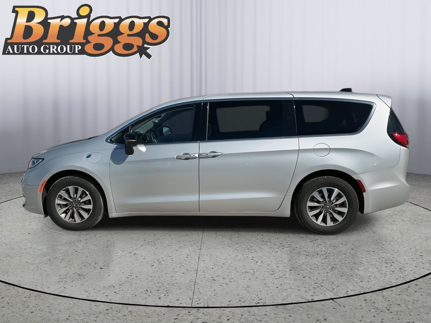 Used 2024 Chrysler Pacifica Limited FWD image 2