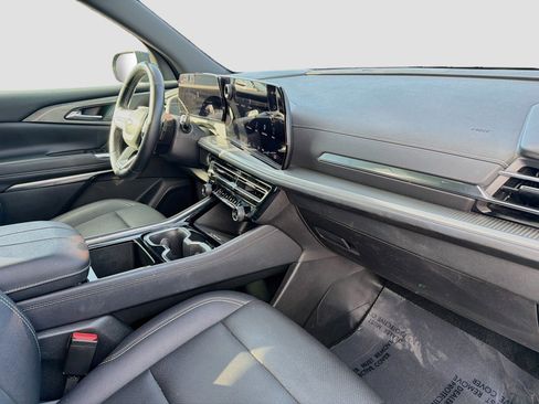 Used 2025 Chevrolet Traverse LT FWD image 13