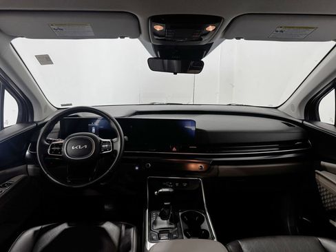 Used 2025 Kia Carnival FWD image 2
