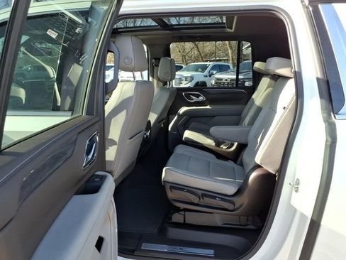 Used 2022 GMC Yukon XL SLT w/ SLT Premium Package image 11