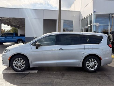 New 2026 Chrysler Pacifica Select image 5