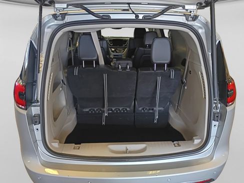 Used 2023 Chrysler Pacifica Touring-L FWD image 44