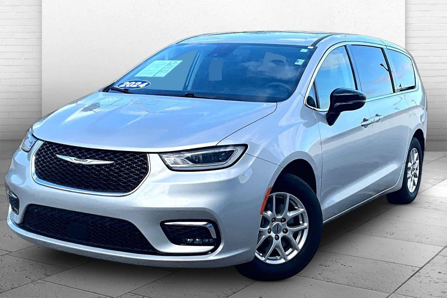 Used 2024 Chrysler Pacifica Touring-L FWD image 10