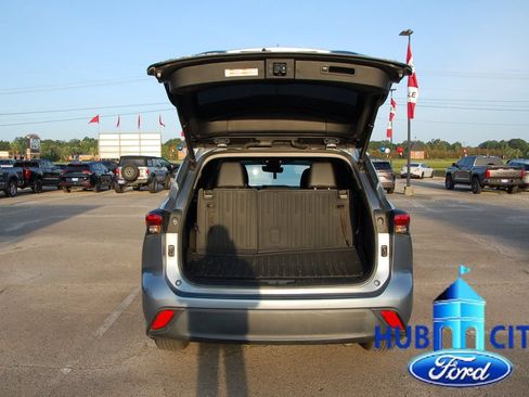 Used 2022 Toyota Highlander XLE FWD image 23
