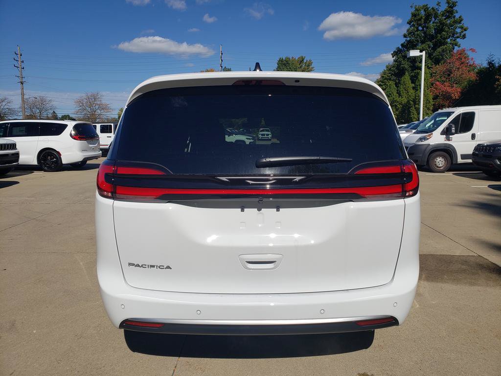 New 2027 Chrysler Pacifica Select FWD image 4