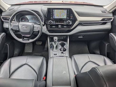 Used 2020 Toyota Highlander XLE FWD image 19