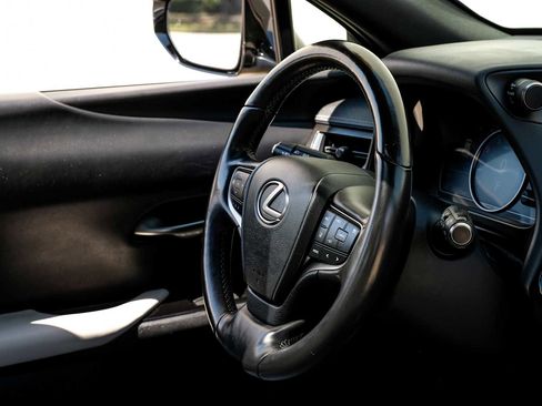 Used 2019 Lexus UX 200 image 17