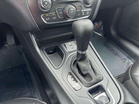 Used 2019 Jeep Cherokee Latitude Plus w/ Safety Group image 28