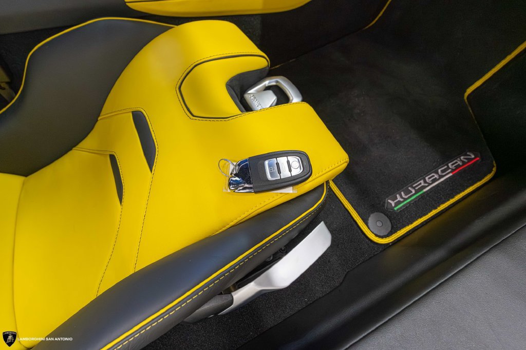 Used 2020 Lamborghini Huracan EVO RWD image 27