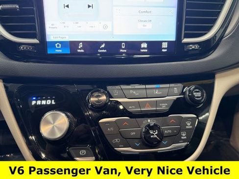 Used 2024 Chrysler Pacifica Touring-L image 7