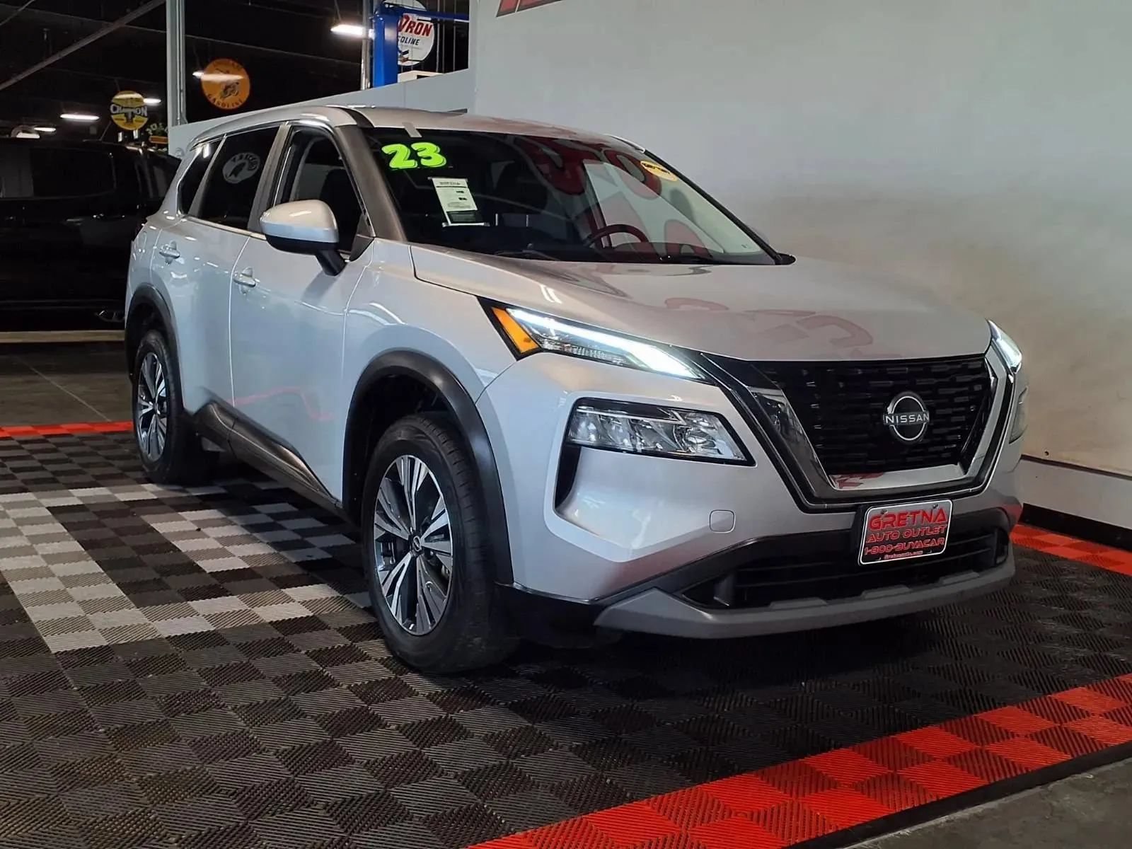 Used 2023 Nissan Rogue SV AWD/4WD image 2