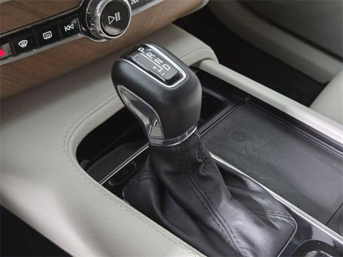 Used 2022 Volvo XC90 T6 Momentum w/ Advanced Package image 13