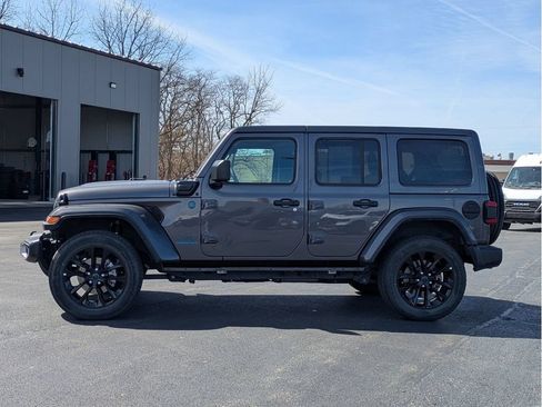 Used 2025 Jeep Wrangler Unlimited Sahara w/ Safety Group AWD/4WD image 4