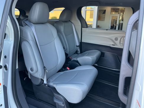 Used 2023 Toyota Sienna XLE w/ XLE Plus Package image 18