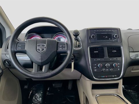 Used 2015 Dodge Grand Caravan SXT image 2