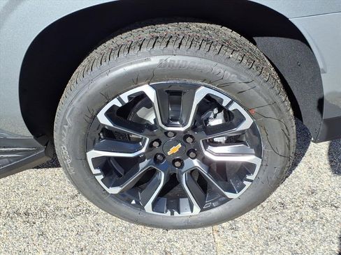 New 2026 Chevrolet Suburban Premier image 9