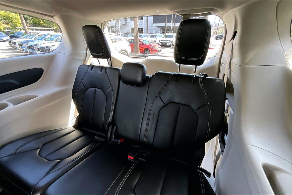 Used 2024 Chrysler Pacifica Touring-L FWD image 16