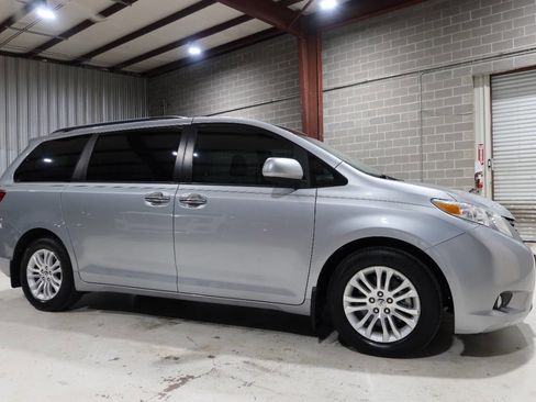 Used 2017 Toyota Sienna XLE w/ XLE Navigation Package FWD image 7