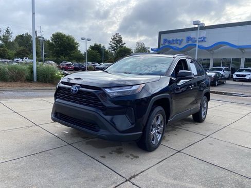 Used 2024 Toyota RAV4 XLE AWD/4WD image 4