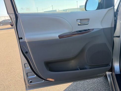 Used 2014 Toyota Sienna XLE AWD/4WD image 12