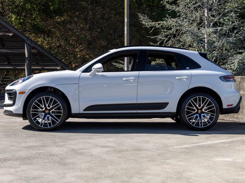 Certified 2025 Porsche Macan AWD/4WD image 2