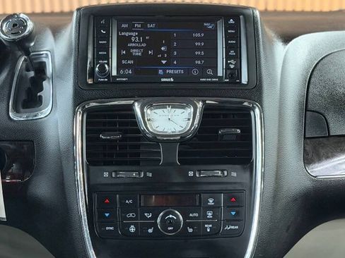 Used 2015 Chrysler Town & Country Touring w/ Driver Convenience Group FWD image 12