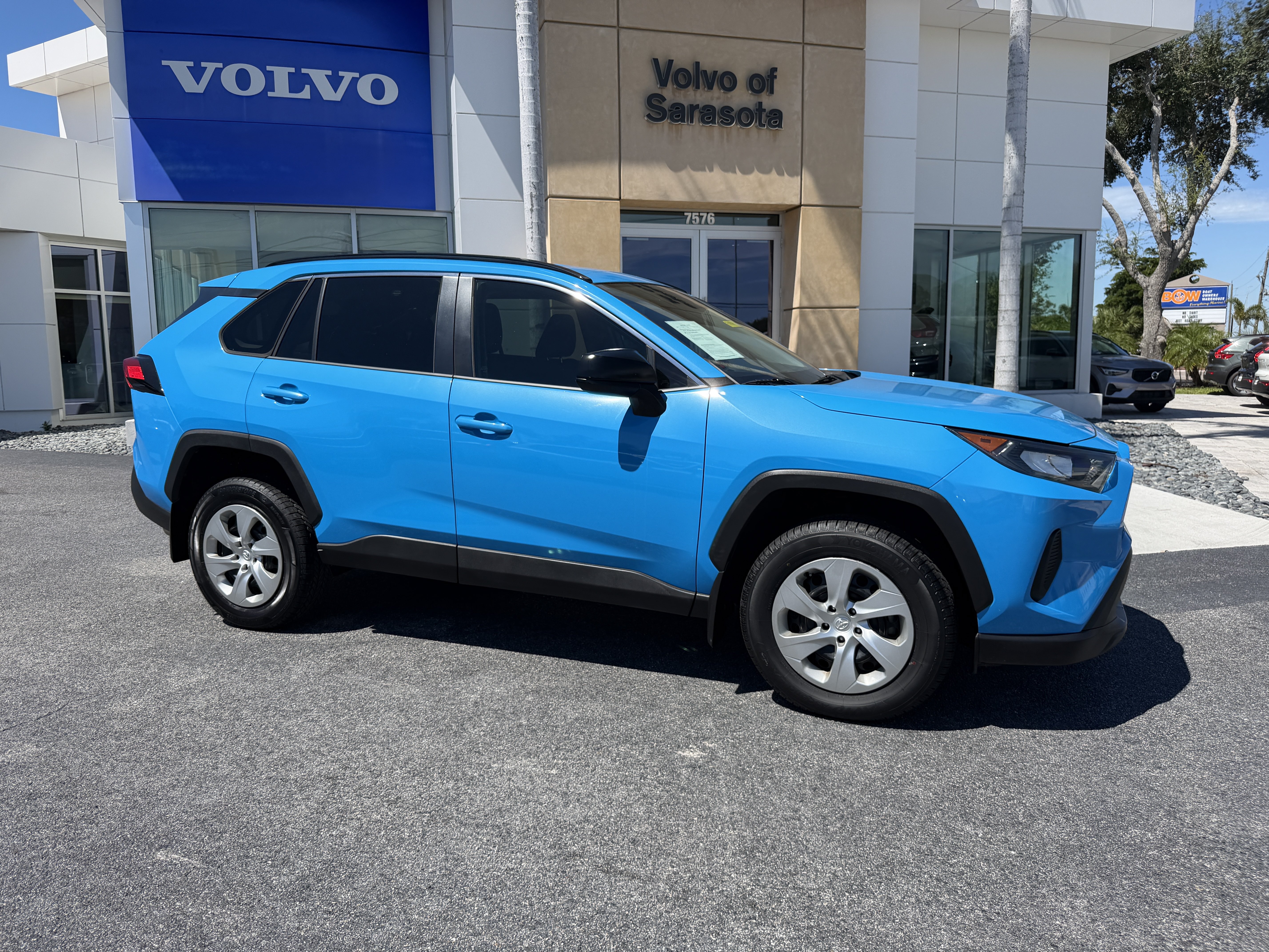 Used 2020 Toyota RAV4 LE FWD image 1