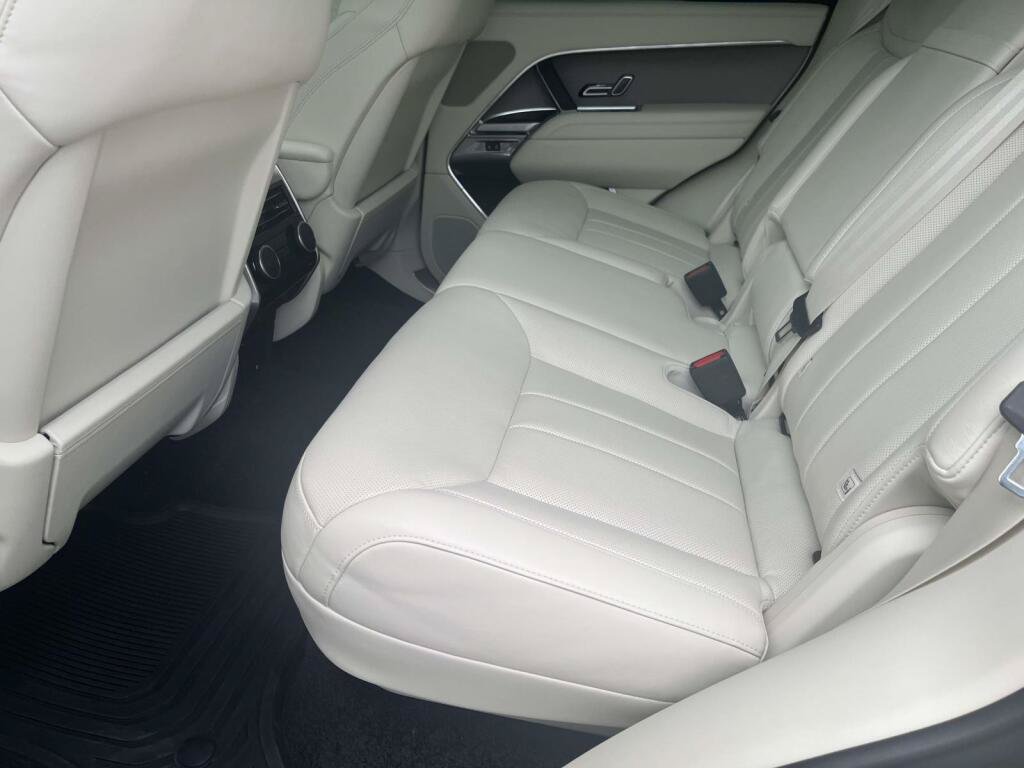 Used 2025 Land Rover Range Rover SE AWD/4WD image 15