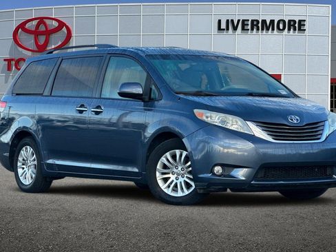 Used 2013 Toyota Sienna XLE image 2